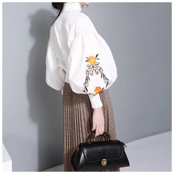 🍁White Embroidery Puff Sleeve Top - Picture 4 of 7